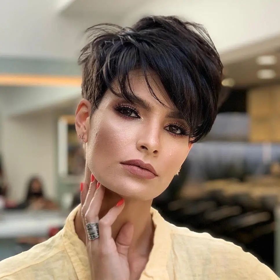 Une coiffure d'été 2023 tendance proposée par la petite coiffeuse du Cannet